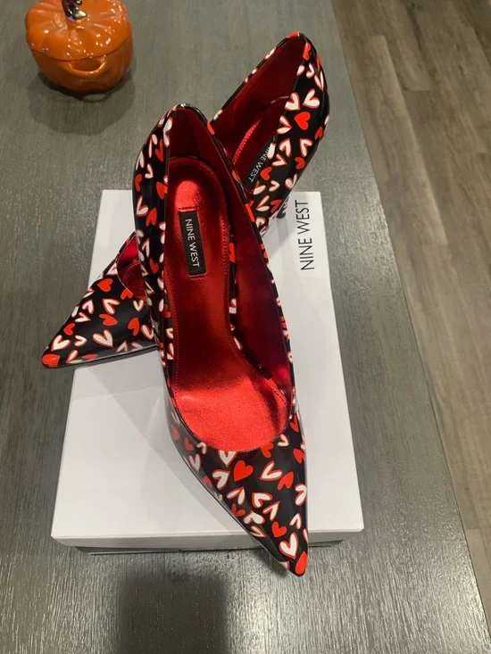 Nine West Black Pumps with Red & White Heart Print - Picture 1 of 13
